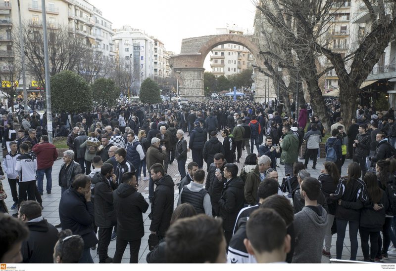 ΠΑΟΚ: Συγκέντρωση οπαδών στην Καμάρα για την τιμωρία [εικόνες] | iefimerida.gr 1