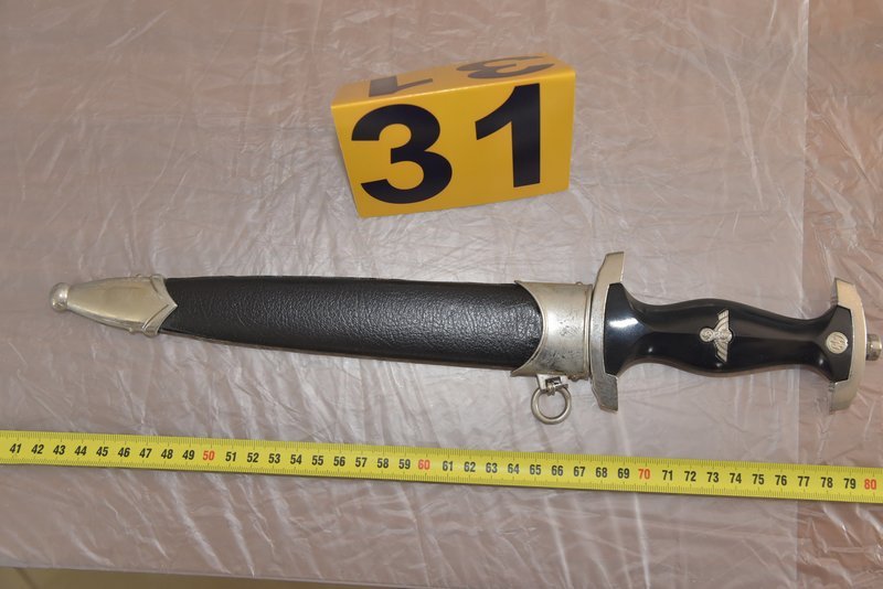 Σβάστικες, μαχαίρια, γκαζάκια -Ολα όσα βρήκε η Αντιτρομοκρατική στα σπίτια των νεοναζί της Combat 18 [εικόνες] | iefimerida.gr 13