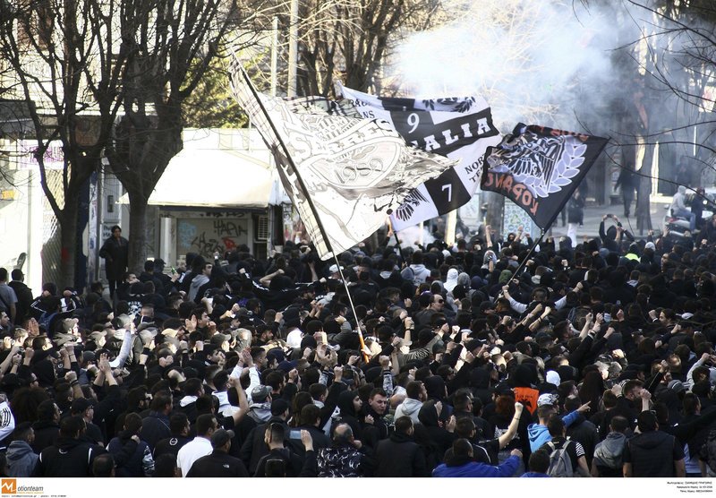 Δακρυγόνα, μολότοφ και υλικές ζημιές στη πορεία των οπαδών του ΠΑΟΚ [εικόνες & βίντεο] | iefimerida.gr 0