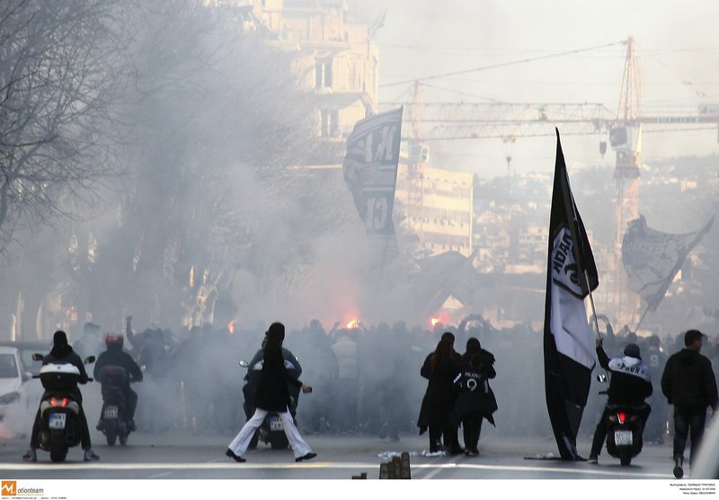 Δακρυγόνα, μολότοφ και υλικές ζημιές στη πορεία των οπαδών του ΠΑΟΚ [εικόνες & βίντεο] | iefimerida.gr 1