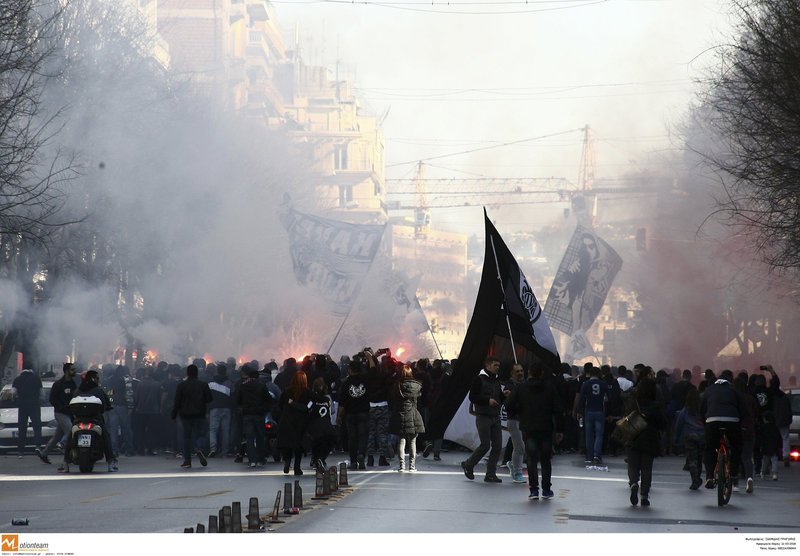 Δακρυγόνα, μολότοφ και υλικές ζημιές στη πορεία των οπαδών του ΠΑΟΚ [εικόνες & βίντεο] | iefimerida.gr 2