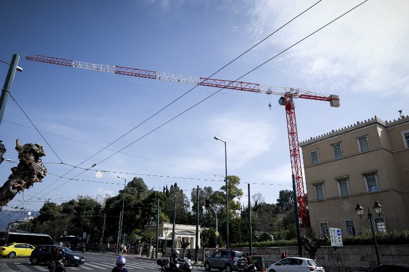 Ο Βούτσης με κράνος ανέβηκε στην... ταράτσα της Βουλής -Επιθεώρηση στα έργα [εικόνες] | iefimerida.gr 5