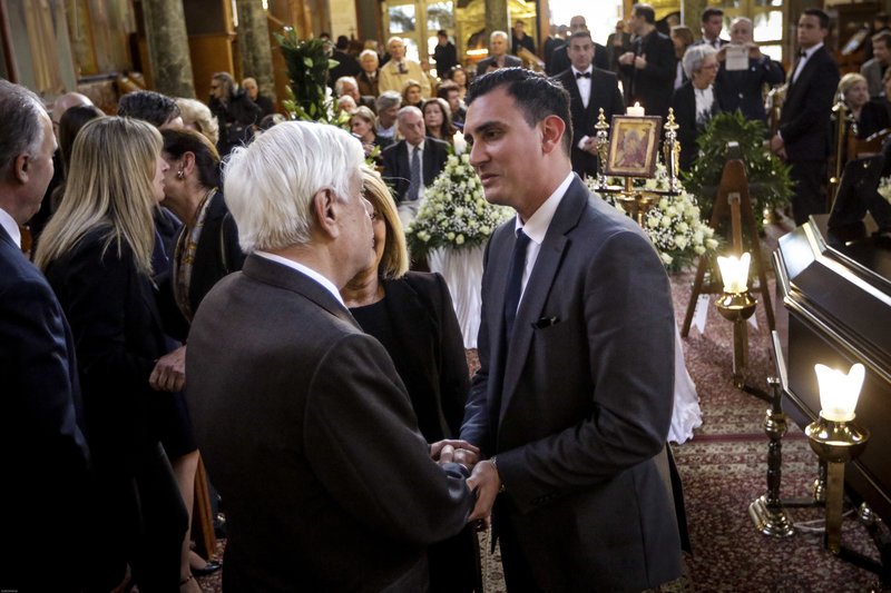 Ηταν όλοι εκεί για το τελευταίο αντίο στον Χρήστο Πασαλάρη [εικόνες] | iefimerida.gr 2