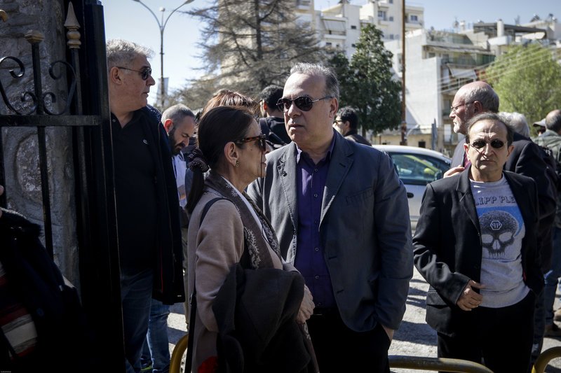 Ολοι οι ηθοποιοί στο τελευταίο αντίο στον Χρήστο Σιμαρδάνη [εικόνες] | iefimerida.gr 10