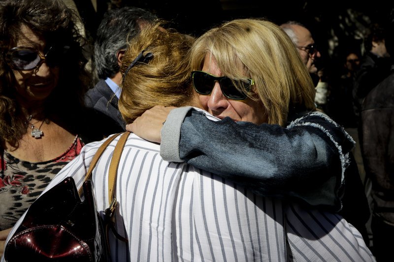 Ολοι οι ηθοποιοί στο τελευταίο αντίο στον Χρήστο Σιμαρδάνη [εικόνες] | iefimerida.gr 11