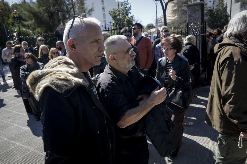 Ολοι οι ηθοποιοί στο τελευταίο αντίο στον Χρήστο Σιμαρδάνη [εικόνες] | iefimerida.gr 12