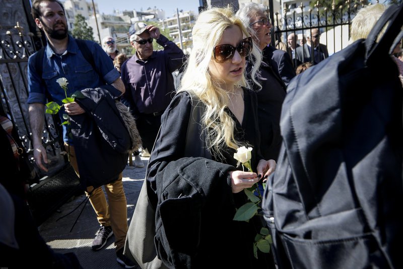 Ολοι οι ηθοποιοί στο τελευταίο αντίο στον Χρήστο Σιμαρδάνη [εικόνες] | iefimerida.gr 13