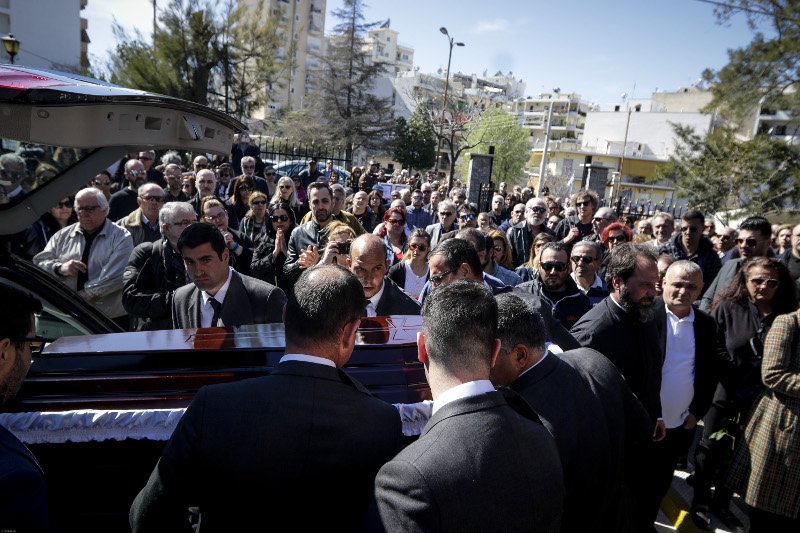 Ολοι οι ηθοποιοί στο τελευταίο αντίο στον Χρήστο Σιμαρδάνη [εικόνες] | iefimerida.gr 2