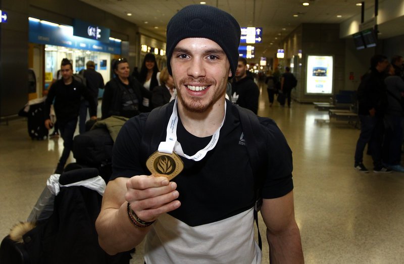 Ο χρυσός Πετρούνιας επέστρεψε στην Αθήνα: «Πολύ καλός οιωνός για την συνέχεια» [εικόνες] | iefimerida.gr 2