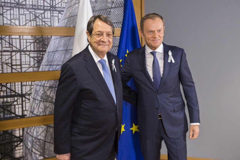 Τι συμβολίζει η κορδέλα που φορούν όλοι στη Σύνοδο των Σοσιαλιστών στις Βρυξέλλες [εικόνες] | iefimerida.gr 3