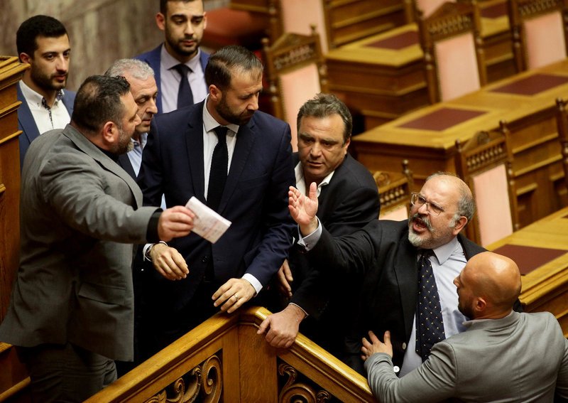 Αγριο επεισόδιο στη Βουλή -Επίθεση χυδαιότητας του χρυσαυγίτη Λαγού-Παραλίγο να πέσει ξύλο [βίντεο] | iefimerida.gr 6
