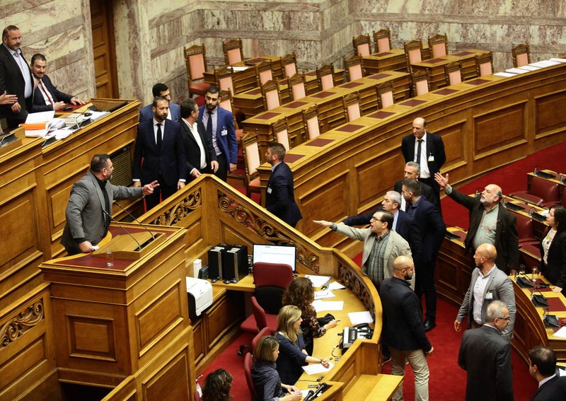Αγριο επεισόδιο στη Βουλή -Επίθεση χυδαιότητας του χρυσαυγίτη Λαγού-Παραλίγο να πέσει ξύλο [βίντεο] | iefimerida.gr 8
