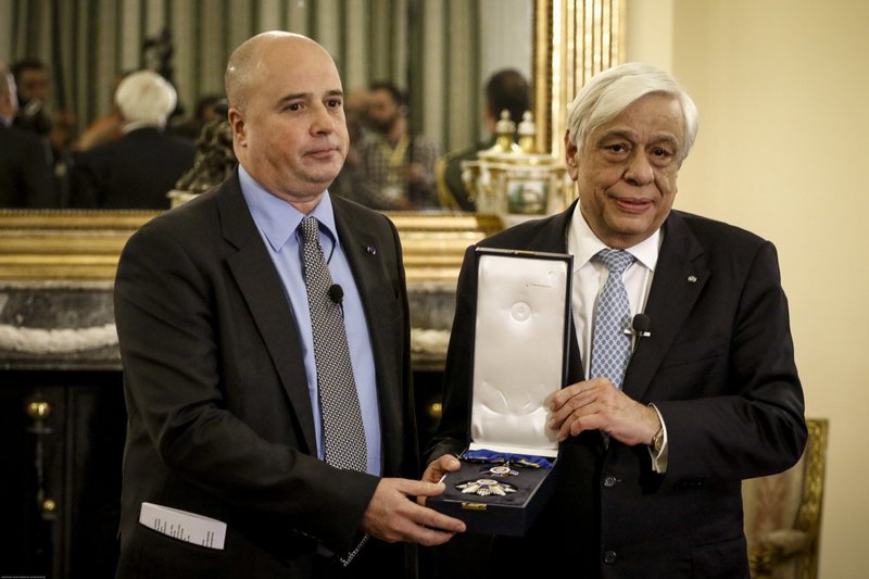 Ο Παυλόπουλος παρασημοφόρησε τον πρόεδρο του Ιδρύματος «Σταύρος Νιάρχος» [εικόνες] | iefimerida.gr 2