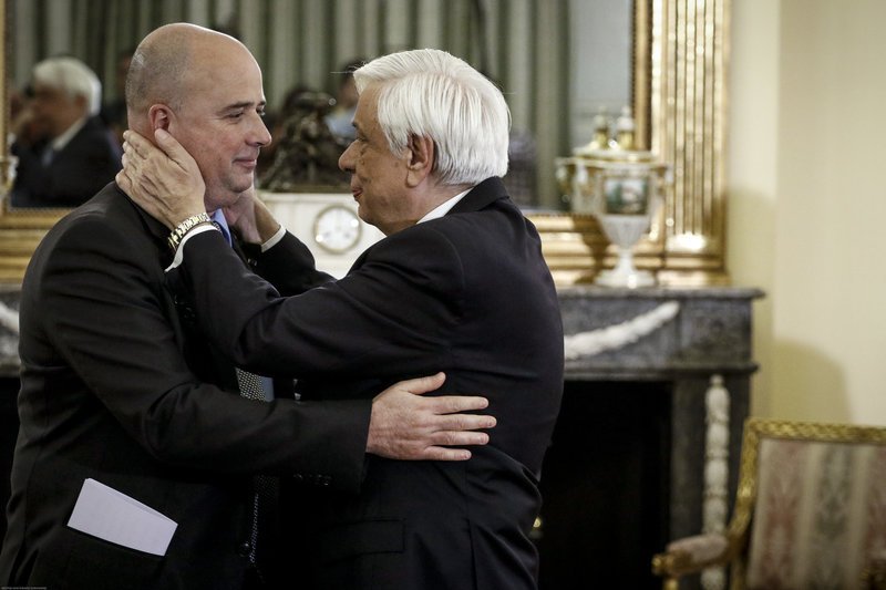 Ο Παυλόπουλος παρασημοφόρησε τον πρόεδρο του Ιδρύματος «Σταύρος Νιάρχος» [εικόνες] | iefimerida.gr 1