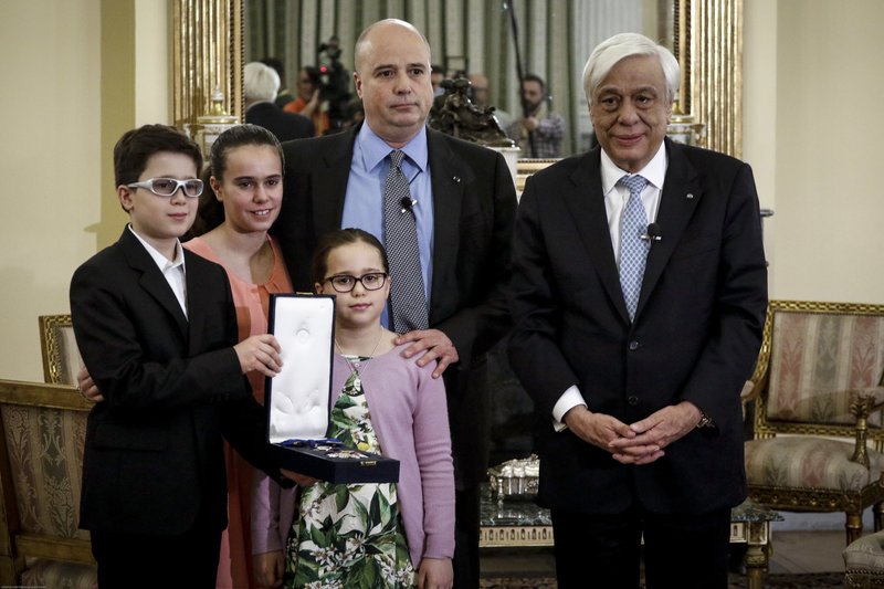 Ο Παυλόπουλος παρασημοφόρησε τον πρόεδρο του Ιδρύματος «Σταύρος Νιάρχος» [εικόνες] | iefimerida.gr 0