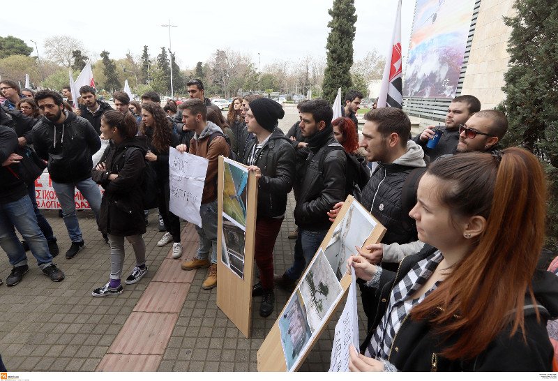 Συγκέντρωση εκπαιδευτικών και φοιτητών έξω από το δημαρχείο Θεσσαλονίκης -Για τις αλλαγές στην Παιδεία | iefimerida.gr 1