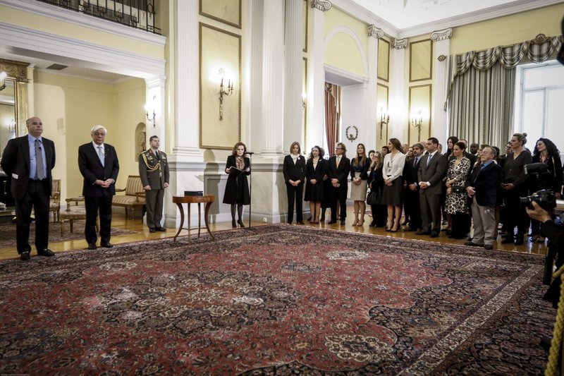 Ο Παυλόπουλος παρασημοφόρησε τον πρόεδρο του Ιδρύματος «Σταύρος Νιάρχος» [εικόνες] | iefimerida.gr 4