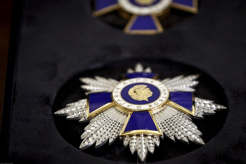 Ο Παυλόπουλος παρασημοφόρησε τον πρόεδρο του Ιδρύματος «Σταύρος Νιάρχος» [εικόνες] | iefimerida.gr 3