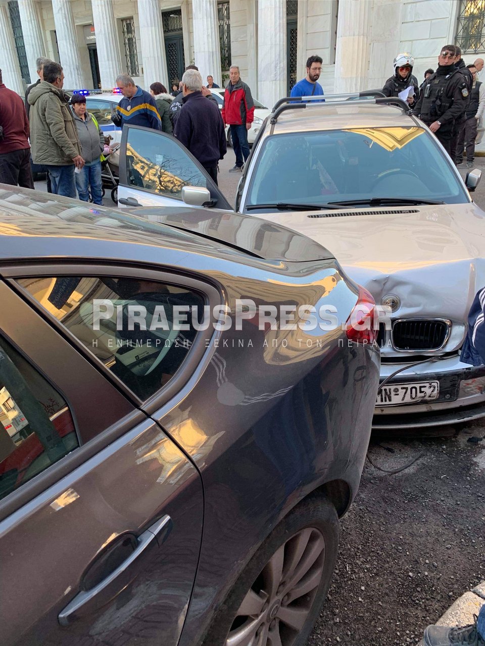 Συναγερμός στον Πειραιά: Αλλοδαπός έκλεψε αυτοκίνητο και τράκαρε 10 σταθμευμένα οχήματα! [εικόνες] | iefimerida.gr 1