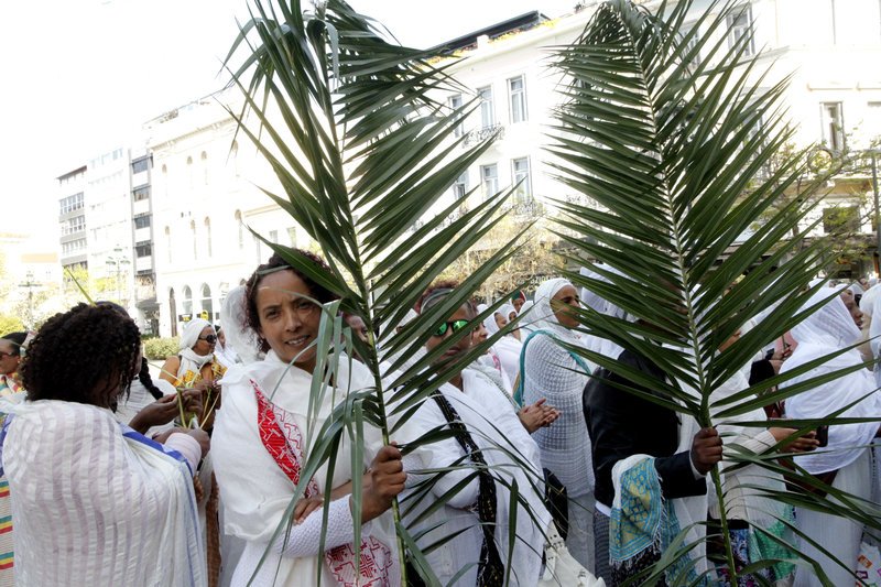 Κόπτες της Αιθιοπίας στη Μητρόπολη Αθηνών για τον εορτασμό των Βαΐων- Ντυμένοι στα λευκά και γαλάζια [εικόνες] | iefimerida.gr 3