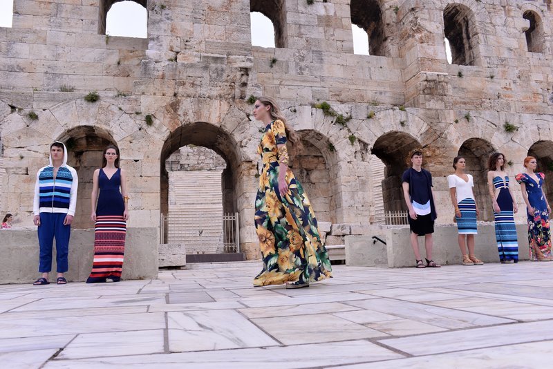 Η επίδειξη μόδας του Βασίλειου Κωστέτσου στο Ηρώδειο -Μόδα και άριες μπροστά στο μνημείο [εικόνες] | iefimerida.gr 9