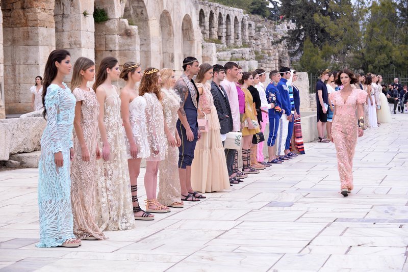 Η επίδειξη μόδας του Βασίλειου Κωστέτσου στο Ηρώδειο -Μόδα και άριες μπροστά στο μνημείο [εικόνες] | iefimerida.gr 6