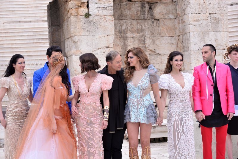 Η επίδειξη μόδας του Βασίλειου Κωστέτσου στο Ηρώδειο -Μόδα και άριες μπροστά στο μνημείο [εικόνες] | iefimerida.gr 10
