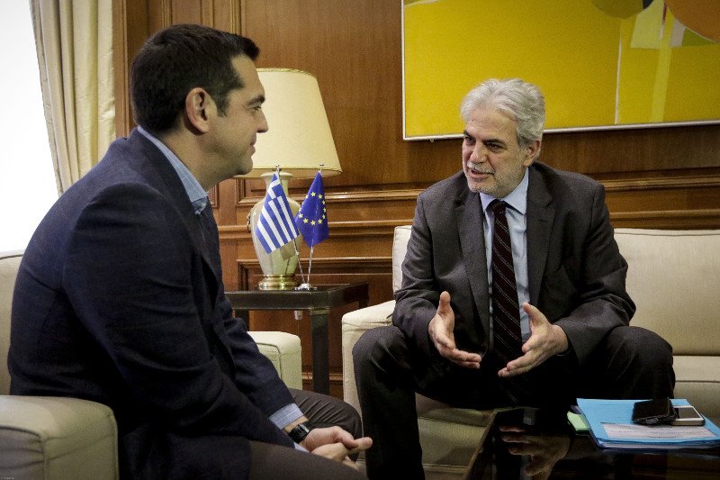 Ο Ευρωπαίος Επίτροπος διαβεβαίωσε τον Τσίπρα για τη στήριξη της ΕΕ στο προσφυγικό | iefimerida.gr 0