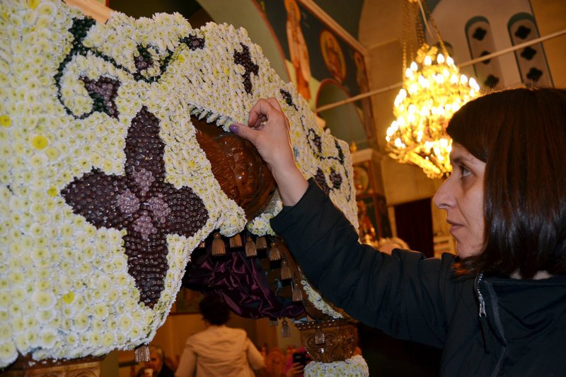 Eπιτάφιοι,κομψοτεχνήματα- Χρειάστηκαν μήνες δουλειά για να στολιστούν [εικόνες] | iefimerida.gr 11