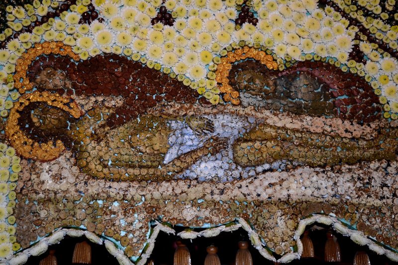 Eπιτάφιοι,κομψοτεχνήματα- Χρειάστηκαν μήνες δουλειά για να στολιστούν [εικόνες] | iefimerida.gr 8