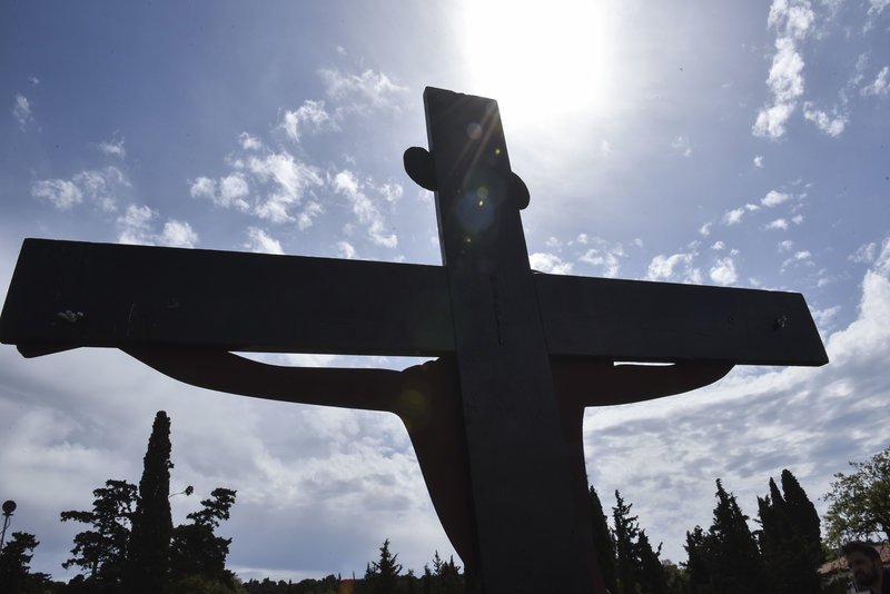 Η αναπαράσταση της Αποκαθήλωσης του Χριστού στη Μονή Πεντέλης -Οπως στα Ιεροσόλυμα [εικόνες] | iefimerida.gr 4