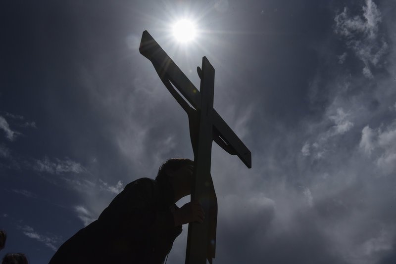 Η αναπαράσταση της Αποκαθήλωσης του Χριστού στη Μονή Πεντέλης -Οπως στα Ιεροσόλυμα [εικόνες] | iefimerida.gr 1