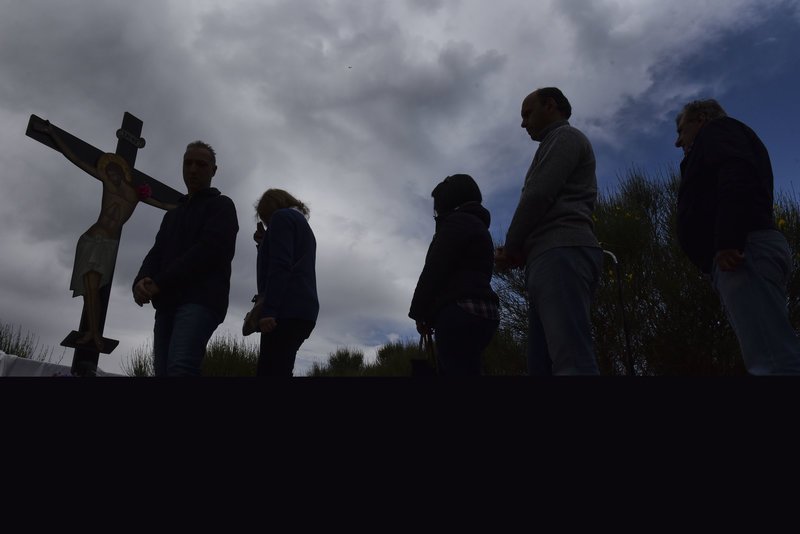 Η αναπαράσταση της Αποκαθήλωσης του Χριστού στη Μονή Πεντέλης -Οπως στα Ιεροσόλυμα [εικόνες] | iefimerida.gr 3