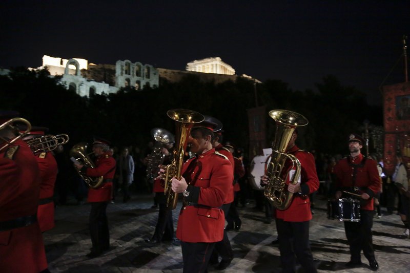 «Ω γλυκύ μου έαρ»: Με την περιφορά του επιταφίου, κορυφώθηκε το Θείο Δράμα | iefimerida.gr 3