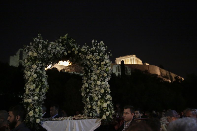 «Ω γλυκύ μου έαρ»: Με την περιφορά του επιταφίου, κορυφώθηκε το Θείο Δράμα | iefimerida.gr 5