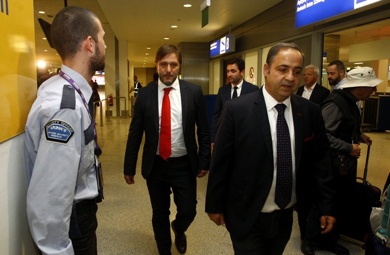 Ολυμπιακός: Εφτασε στην Ελλάδα ο Πέδρο Μάρτινς [εικόνες] | iefimerida.gr 0