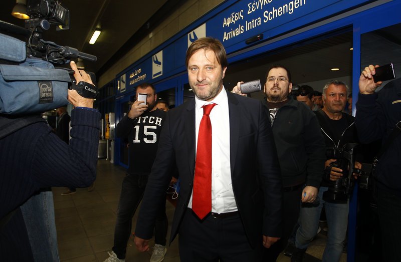 Ολυμπιακός: Εφτασε στην Ελλάδα ο Πέδρο Μάρτινς [εικόνες] | iefimerida.gr 2