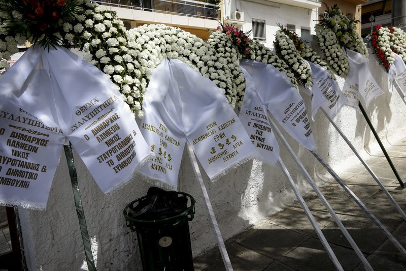 Το τελευταίο αντίο στον «Καπετάν Ερμή» είπαν συγγενείς, φίλοι και πλήθος κόσμου [εικόνες] | iefimerida.gr 7