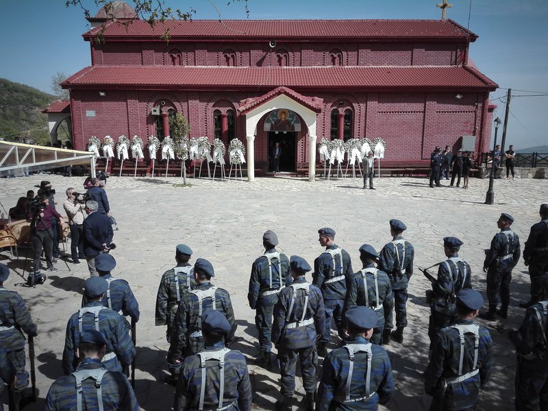 Αθάνατος φώναζαν αποχαιρετώντας τον ήρωα σμηναγό -Το τελευταίο αντίο [εικόνες & βίντεο] | iefimerida.gr 24
