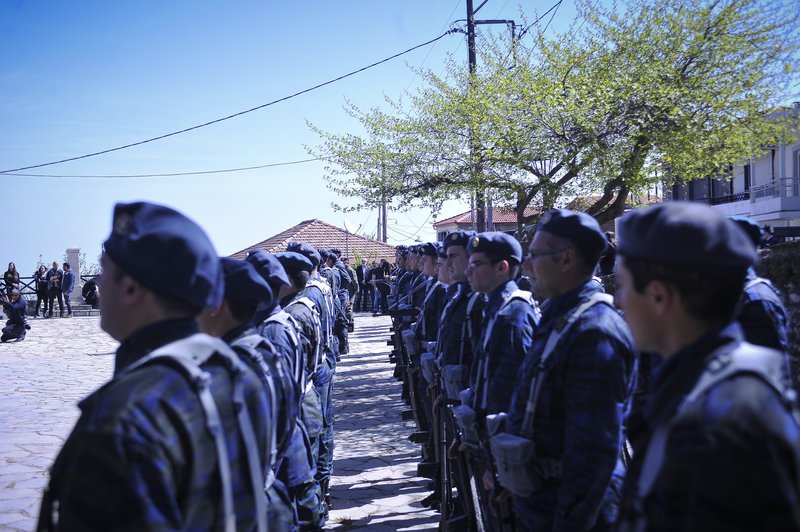 Αθάνατος φώναζαν αποχαιρετώντας τον ήρωα σμηναγό -Το τελευταίο αντίο [εικόνες & βίντεο] | iefimerida.gr 25