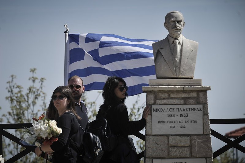 Αθάνατος φώναζαν αποχαιρετώντας τον ήρωα σμηναγό -Το τελευταίο αντίο [εικόνες & βίντεο] | iefimerida.gr 33