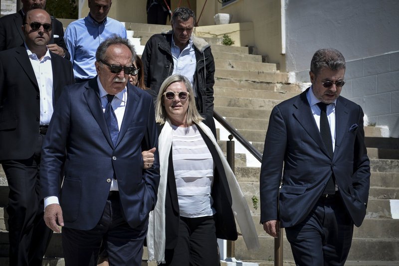 Θρήνος στην Ανδρο στην κηδεία του Α.Σταματιάδη -«Ησουν το σωστό παράδειγμα της οικογένειας» [εικόνες] | iefimerida.gr 6