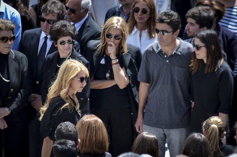 Θρήνος στην Ανδρο στην κηδεία του Α.Σταματιάδη -«Ησουν το σωστό παράδειγμα της οικογένειας» [εικόνες] | iefimerida.gr 3