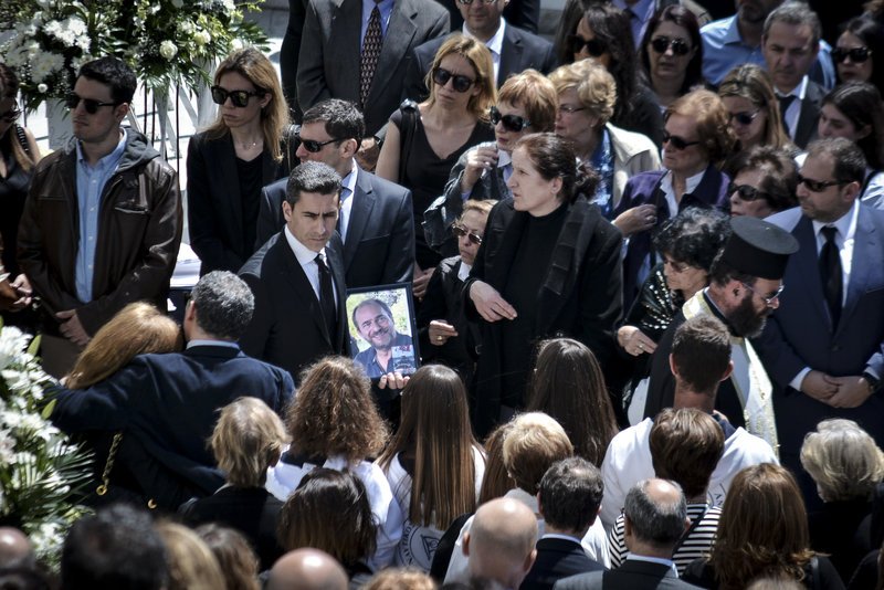 Θρήνος στην Ανδρο στην κηδεία του Α.Σταματιάδη -«Ησουν το σωστό παράδειγμα της οικογένειας» [εικόνες] | iefimerida.gr 0