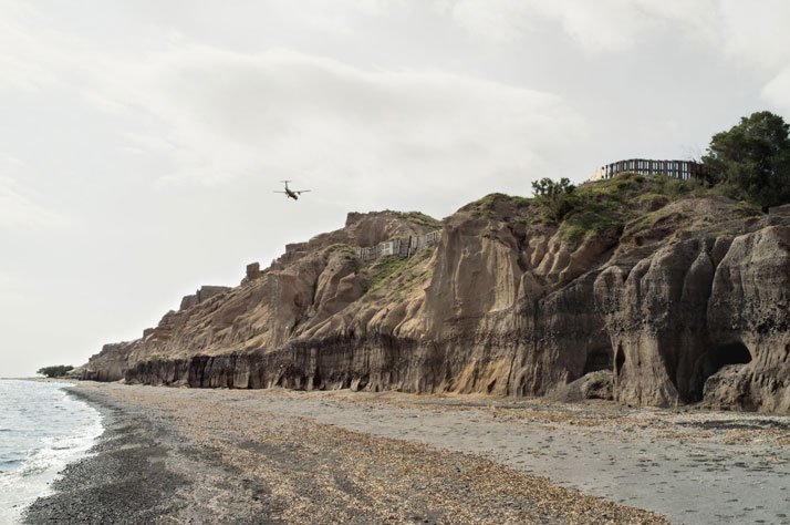Η άλλη όψη της Σαντορίνης: Πίσω από την Καλντέρα, το νησί μοιάζει με... Αγρια Δύση [εικόνες] | iefimerida.gr 5