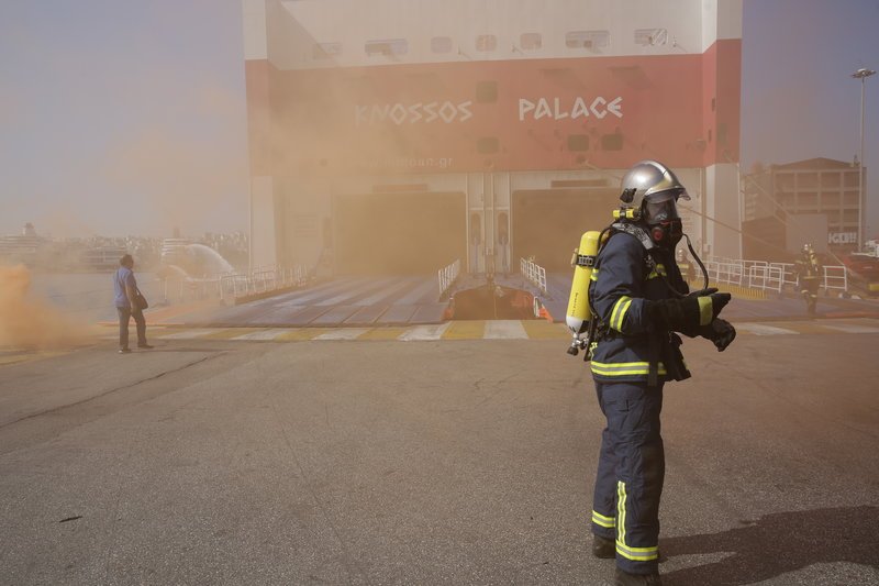 Ασκηση της Πυροσβεστικής στον Πειραιά με εγκλωβισμένους σε πλοίο και ανθρώπους στη θάλασσα [εικόνες]  | iefimerida.gr 4