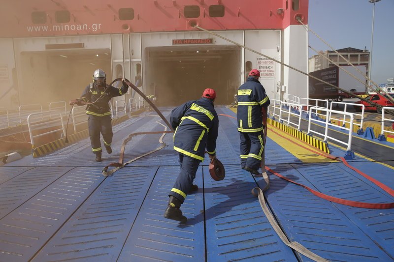 Ασκηση της Πυροσβεστικής στον Πειραιά με εγκλωβισμένους σε πλοίο και ανθρώπους στη θάλασσα [εικόνες]  | iefimerida.gr 0