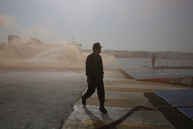 Ασκηση της Πυροσβεστικής στον Πειραιά με εγκλωβισμένους σε πλοίο και ανθρώπους στη θάλασσα [εικόνες]  | iefimerida.gr 5