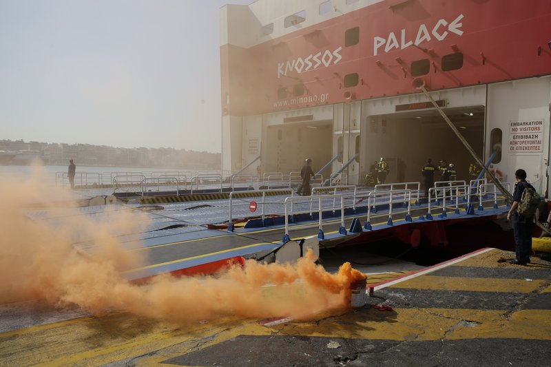 Ασκηση της Πυροσβεστικής στον Πειραιά με εγκλωβισμένους σε πλοίο και ανθρώπους στη θάλασσα [εικόνες]  | iefimerida.gr 1