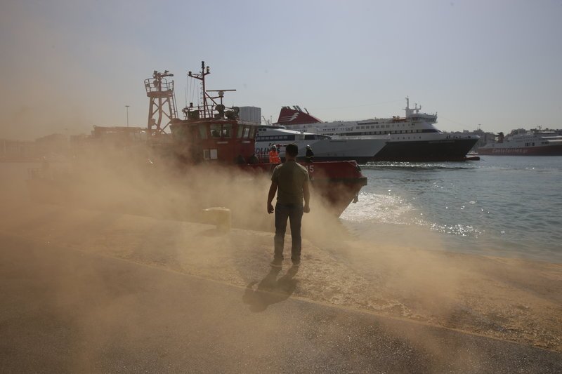 Ασκηση της Πυροσβεστικής στον Πειραιά με εγκλωβισμένους σε πλοίο και ανθρώπους στη θάλασσα [εικόνες]  | iefimerida.gr 2